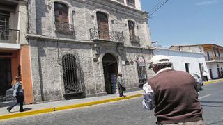 Humo de vehículos daña 147 monumentos históricos de sillar