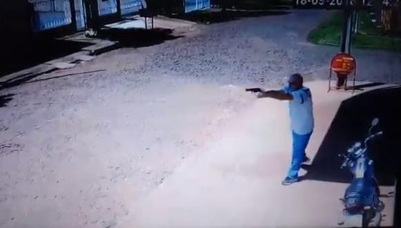 El dueño de un negocio en Ciudad del Este, Paraguay,  disparó contra los delincuentes que le robaron momentos previos. El video se ha viralizado en YouTube por la reacción del hombre en mención. (Foto: captura de video)