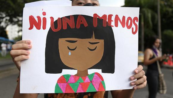 Una mujer sostiene una pancarta mientras participa en una manifestación este viernes, frente al Cantón Militar Pichincha, en Cali (Colombia). Las manifestantes realizaron el performance "Un violador en tu camino" como rechazo a la reciente violación de una niña indígena de 12 años por parte de siete soldados colombianos y los escándalos de acoso sexual que se han destapado. (EFE/ Pablo Rodríguez).