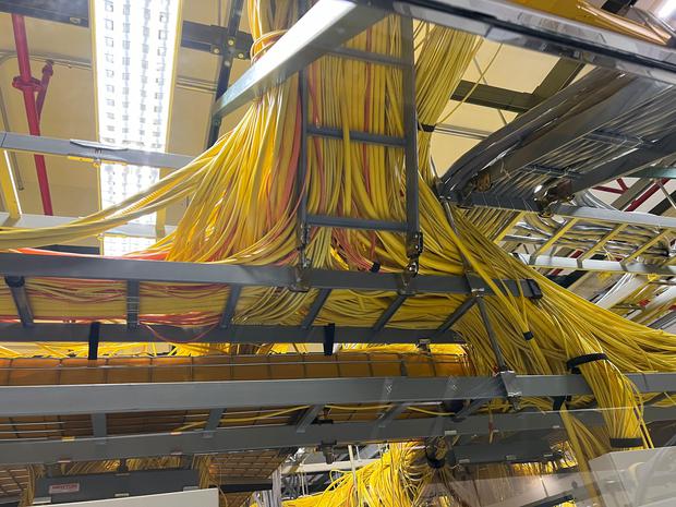 Miles de cables se extienden por canales en el NAP de las Américas.
