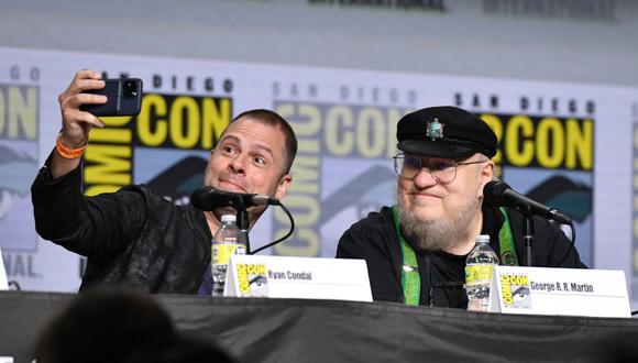 Ryan Condal, showrunner de "House of the Dragon", junto al creador de "Juego de tronos" George R. R. Martin durante el panel de esta serie en el Comic-Con de San Diego.  (Foto: Chris Delmas / AFP)