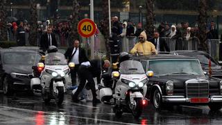 Hombre se abalanzó sobre auto del rey de Marruecos que viajaba cerca al Papa | VIDEO
