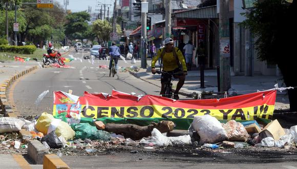 Fotografía de un bloqueo en una vía oriental de Santa Cruz, Bolivia. (EFE/ Juan Carlos Torrejón).