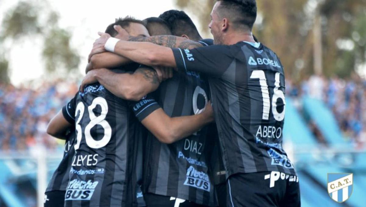 Atlético Tucumán venció 3-1 a Belgrano y quedó a un punto de Racing en la Superliga Argentina. (Foto: @ATOficial)