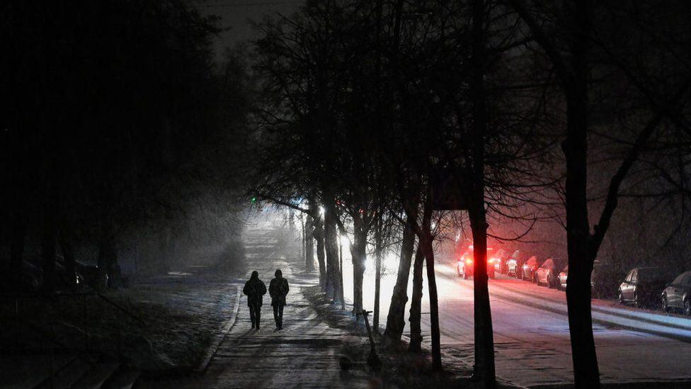 Kyiv and other cities cut power supply as a strategy to prevent attacks on their power facilities.  (GETTY IMAGES).