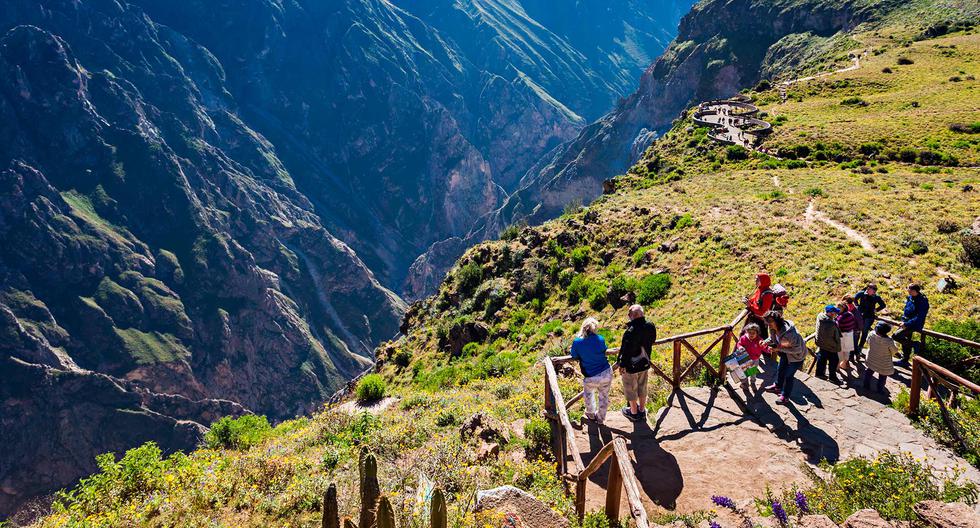Este impresionante cañón es uno de los más profundos del mundo y ofrece paisajes espectaculares. Su reconocimiento se debe a su belleza natural, la presencia de cóndores, una especie en peligro de extinción, y la promoción del turismo responsable y de aventura. (Foto: Perú Travel).