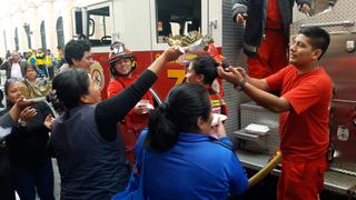 Incendio en jr. Camaná: vecinos llevaron comida a bomberos