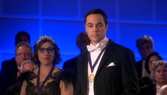 Amy Farrah Fowler (Mayim Bialik) y Sheldon Cooper (Jim Parsons), cuando recibieron el Nobel de Física en la serie "The Big Bang Theory". Foto: CBS.