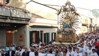 Procesión religiosa desafía palabras del Papa contra la mafia