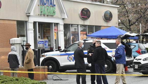 La policía del condado de Baltimore investiga realiza peritajes tras un tiroteo en una tienda de Royal Farms en Essex, Maryland. (Amy Davis / The Baltimore Sun vía AP).