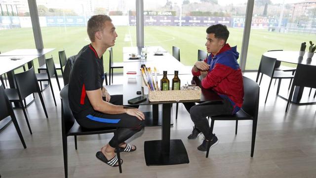 El golero holandés Jasper Cillisen conversando tranquilamente con Philippe Coutinho. (Foto: FC Barcelona)