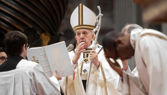 El papa Francisco oficia una mesa en la Basílica de San Pedro en el Vaticano. (EFE/ Vatican Media)