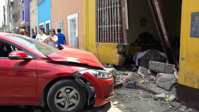 El vehículo se estrelló contra la vivienda ubicada en la cuadra 171 de la calle San Román. (Foto: Joseph Ángeles)