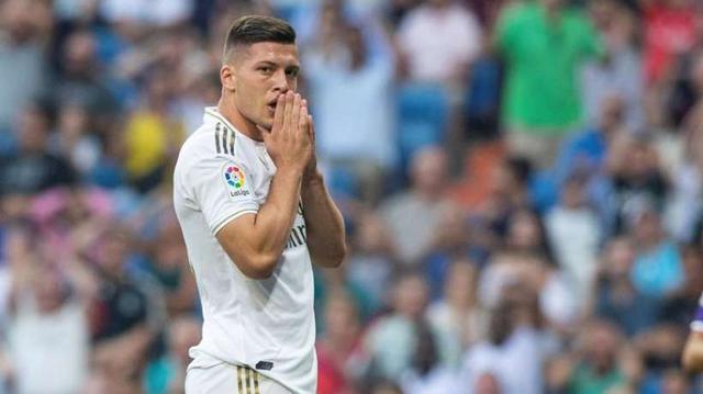Jovic como delantero. (Foto: AFP)