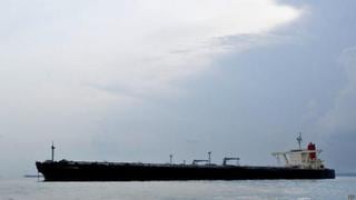 Petróleo: ¿Por qué se acumulan millones de barriles en buques?