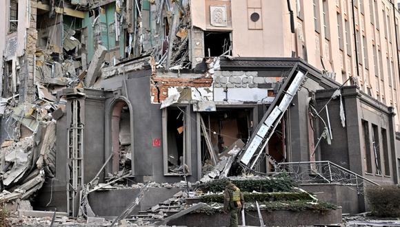 Un militar camina cerca de un hotel que fue parcialmente destruido por un ataque de Rusia en Kiev, la capital de Ucrania, el 31 de diciembre de 2022. (Serguéi SUPINSKY / AFP).
