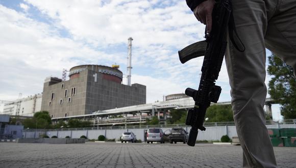 Esta foto tomada el 11 de septiembre de 2022 muestra a una persona de seguridad frente a la planta de energía nuclear de Zaporizhzhia en Energodar, (Foto: STRINGER / AFP)