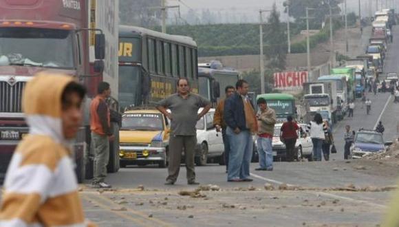 Paro en Juliaca: manifestantes impiden circulación de vehículos