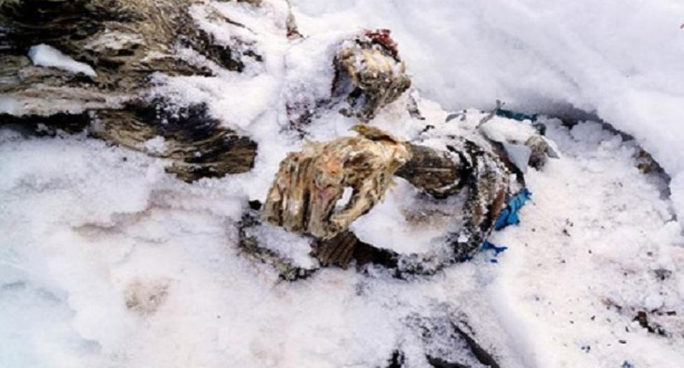 La posición de los dos cuerpos momificados hallados en la cima del Pico de Orizaba. (Foto: Difusión)