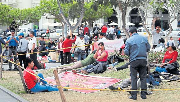 El 99% de las áreas verdes de la plaza San Martín tendrán que ser reemplazadas tras ocupación por más de un mes de los maestros. (Lino Chipana / El Comercio)