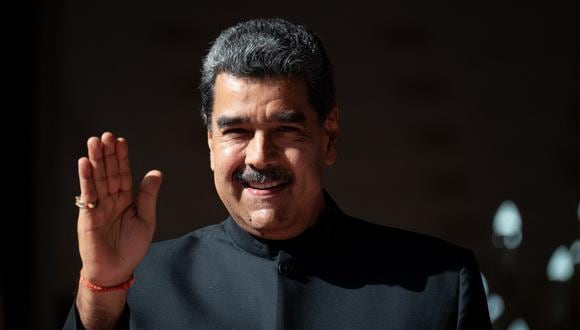 El presidente de Venezuela, Nicolás Maduro, saluda tras una reunión en el Palacio Presidencial de Miraflores en Caracas, el 20 de febrero de 2024. (Foto de Gabriela Oraa / AFP)