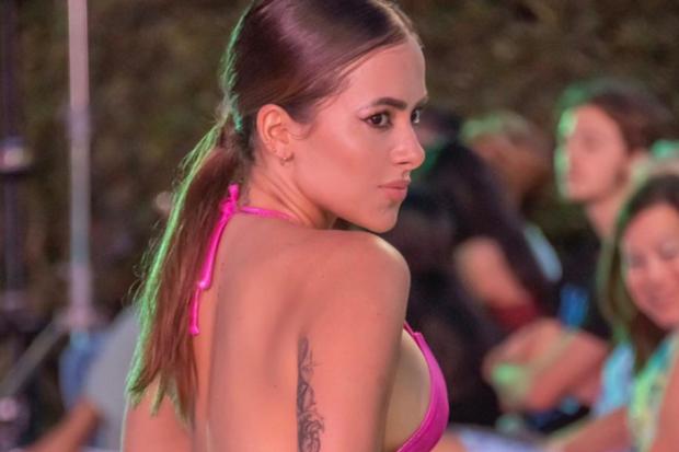 La celebridad modelando en la pasarela (Foto: Ariana Viera / Instagram)