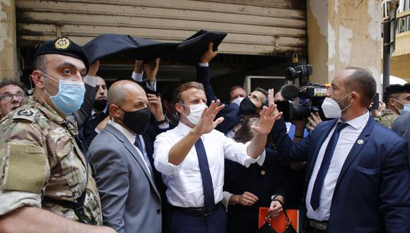 El presidente de Francia, Emmanuel Macron, hace gestos para calmar a la multitud durante su visita a la zona de desastre en Beirut, tras la explosión del martes. (Foto: EFE)