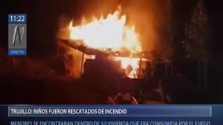 La Libertad: cuatro niños fueron rescatados de vivienda en llamas [VIDEO]