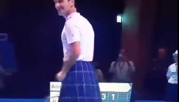 Roger Federer se batió a duelo con Andy Murray usando falda. El duelo amistoso se jugó en Escocia. (Foto: captura)