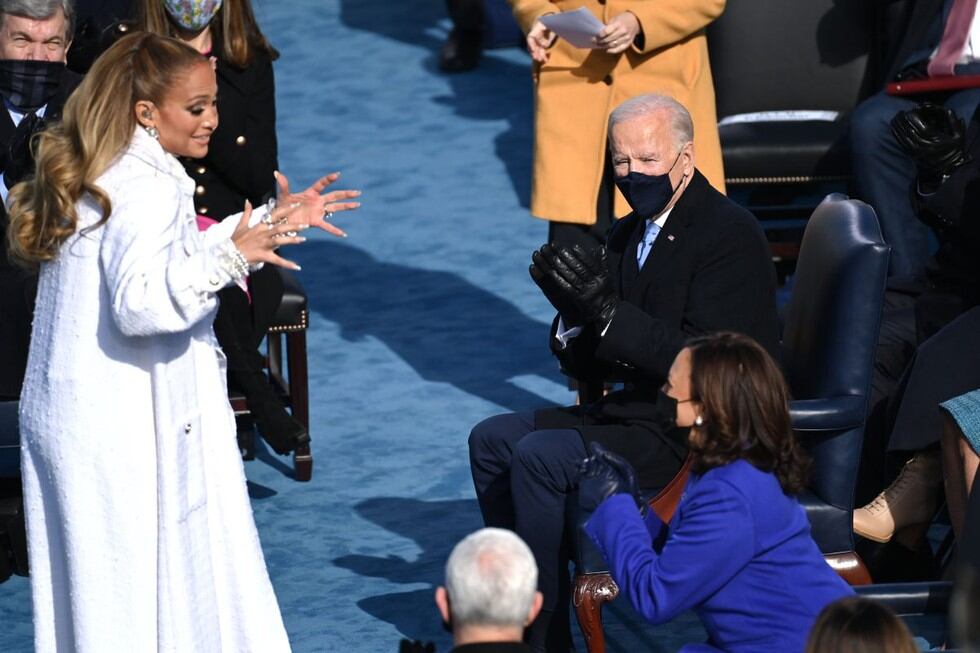 El poderoso mensaje en español que pronunció la cantante <a href="https://mag.elcomercio.pe/noticias/jennifer-lopez/"><font color="blue">Jennifer Lopez</font></a> durante la juramentación de Joe Biden como presidente de los Estados Unidos no ha sido lo único que llamó la atención de su presencia en este acto, sino la complicidad que se notó entre JLo y la vicepresidenta <a href="https://mag.elcomercio.pe/noticias/kamala-harris/"><font color="blue">Kamala Harris</font></a>. Esto no pasó desapercibido en las redes sociales.