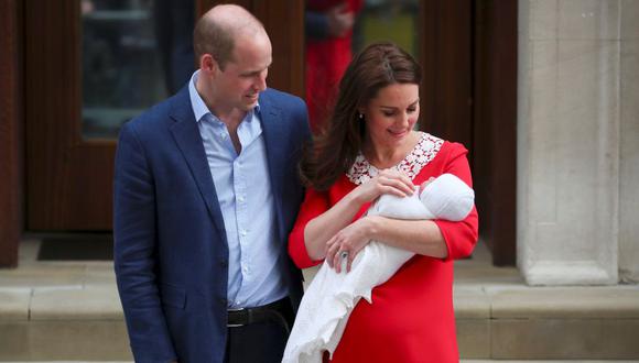 William y Kate Middleton presentan a su tercer hijo. Estas son algunas fotos del momento en el que sale del hospital la duquesa de Cambridge tras dar a luz. (Foto: AFP)