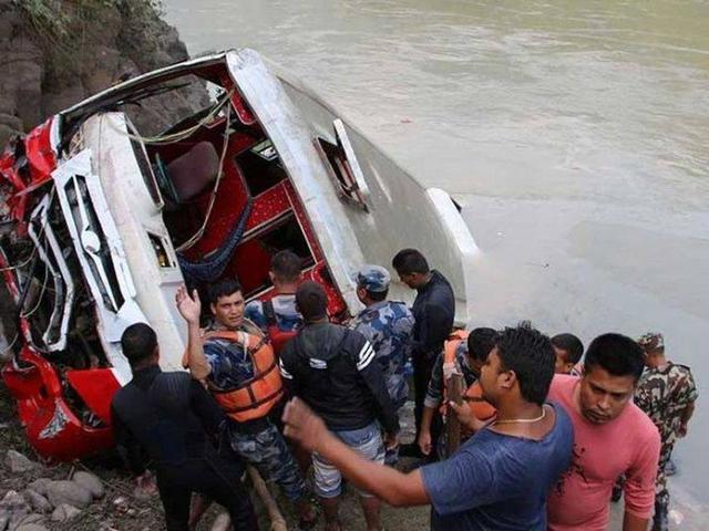 28 de octubre.- 31 muertos y 16 heridos al caer el abarrotado autobús en el que viajaban en un río en el centro de Nepal. (Foto: Captura)