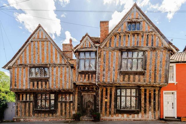 La casa se hizo famosa por aparecer en la saga “Harry Potter” como el lugar de nacimiento del famoso mago.(Foto: Airbnb)