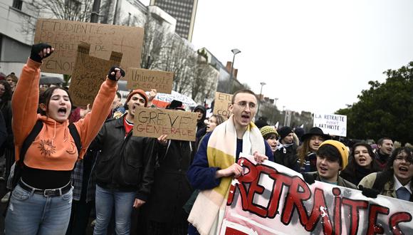 Los manifestantes gritan consignas durante una manifestación convocada por sindicatos franceses en Nantes, en el oeste de Francia, el 19 de enero de 2023. (Foto: LOIC VENANCE / AFP)