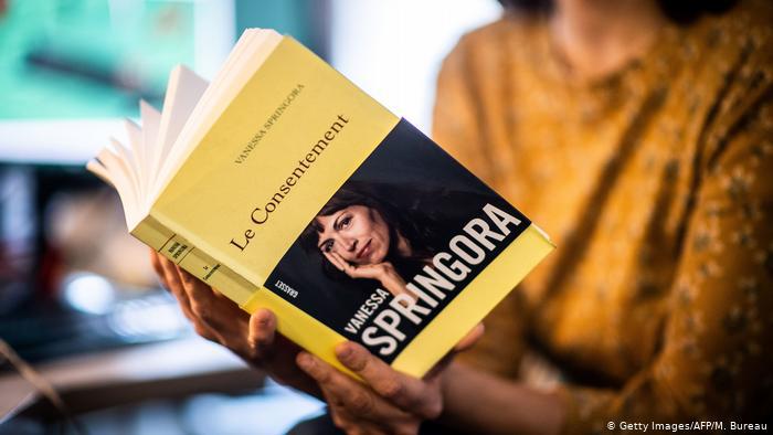 El libro "Le Consentement" vendió en su primera semana 65 mil copias en Francia (FOTO AFP).