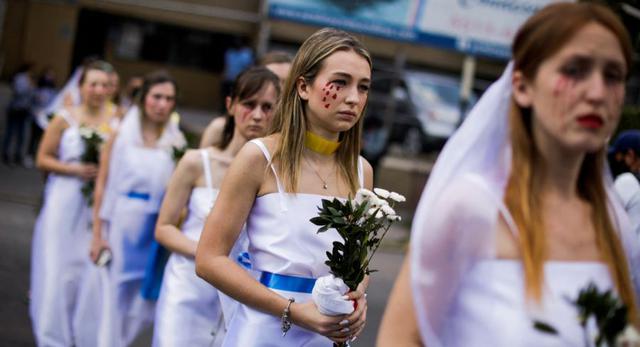 Mujeres ucranianas vestidas de novias protestan frente a la Embajada de Rusia, después de que Rusia lanzara una operación militar masiva contra Ucrania, en la Ciudad de México, México. (REUTERS/Luis Cortés).