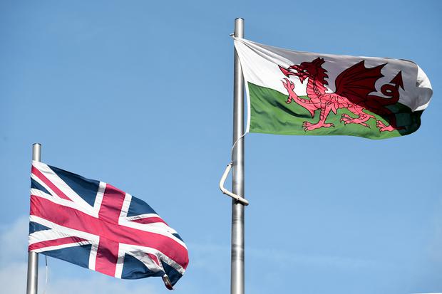 Las banderas de Gales y del Reino Unido ondean frente al edificio de la Asamblea Nacional en Cardiff el 24 de septiembre de 2015. (Foto de Damien MEYER / AFP).