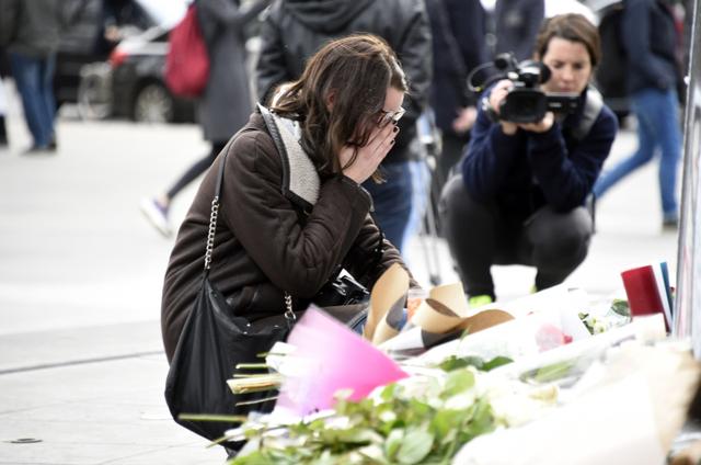 El llanto de París tras los terribles ataques terroristas - 5