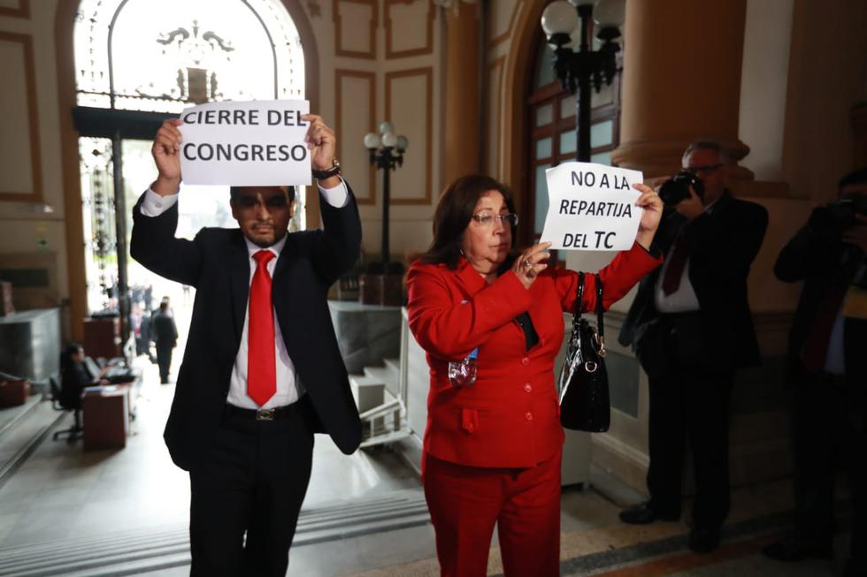 Constituyente, ya. Dos carteles bastan para mostrar la intención del Frente Amplio (FA). Uno en manos de Humberto Morales, otro en manos de Maria Elena Foronda. No a la ‘repartija’ que si se consumara, debiera haber cuestión de confianza que, si se diera por rechazada, entonces se cierra del Congreso; es la lógica que no admite fisuras, del FA. Faltó un tercer cartel, pero es conocido en el discurso frenteamplista: llamar a una asamblea constituyente. (Foto: GEC)