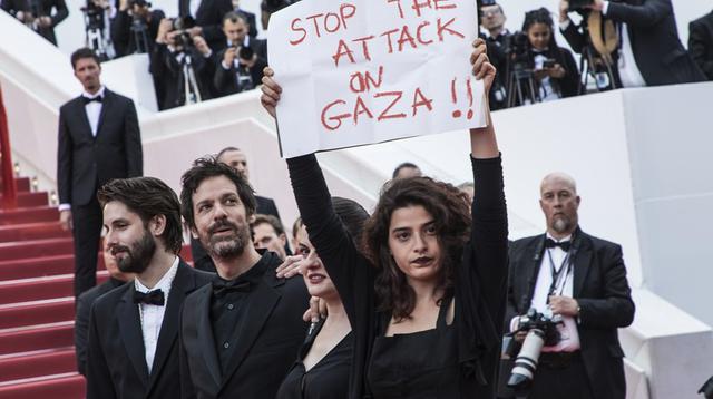 Actriz libanesa Manal Issa se manifestó con pancarta en la alfombra roja de Cannes sobre el ataque a Gaza. (Foto: Agencias)