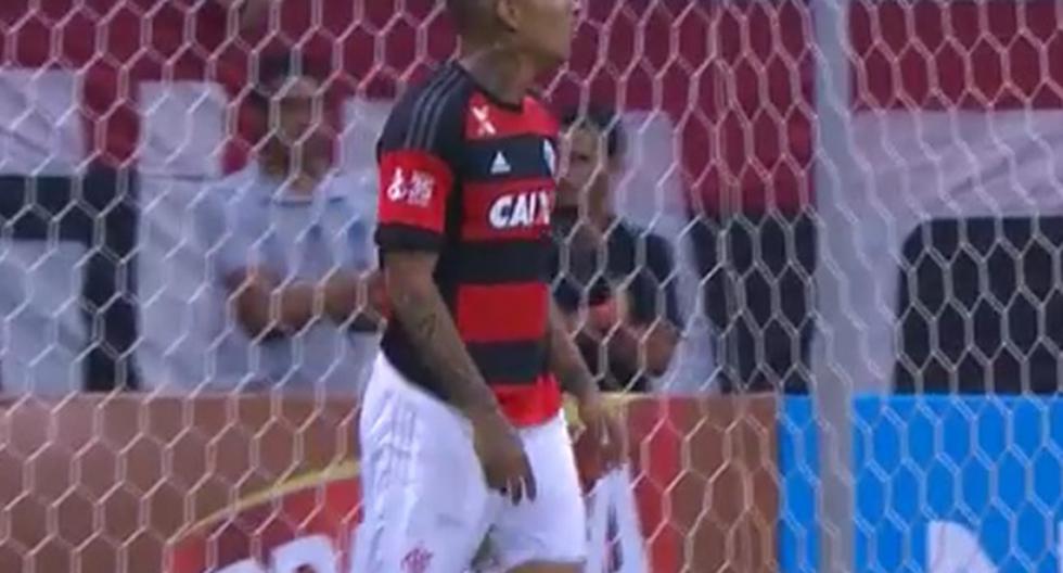 Paolo Guerrero estuvo con el santo de espaldas durante el Flamengo vs Vasco da Gama (Foto: Captura)