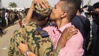 Civiles y militares celebran derrocamiento del dictador que gobernó Sudán 30 años | FOTOS