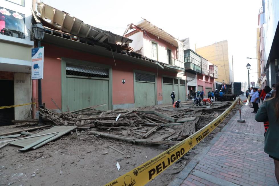 Un balcón del jirón Carabaya colapsó la madrugada de este lunes. (Lino Chipana/GEC)