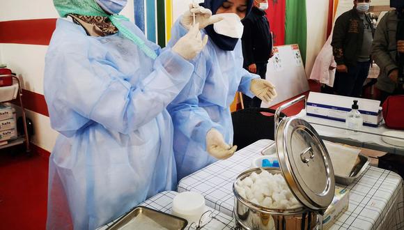 Enfermeras preparan jeringas en un centro sanitario en Salé, cerca de Rabat (Marruecos). (Foto: EFE/ Mohamed Siali).