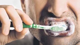 ¿Adiós a los cepillos dentales? Microrobots serían capaces de cepillarnos los dientes en un futuro