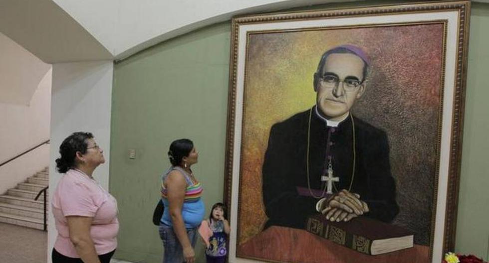 Salvadoreños observan retrato de Oscar Arnulfo Romero. (Foto: EFE)