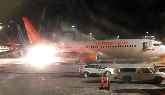 La portavoz de la aerolínea WestJet Lauren Stewart dijo que los pasajeros fueron desalojados de la aeronave a través de las rampas de emergencia. (Foto: AFP)