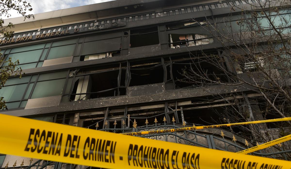 Así amaneció la se de la Contraloría de la República, luego de que manifestantes la incendiaran este sábado. (Foto: AFP)