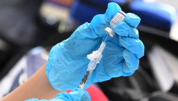 En esta foto de archivo tomada el 22 de septiembre de 2021, la vacuna Pfizer contra el coronavirus Covid-19 es preparada para su administración en una clínica de Los Ángeles, Estados Unidos. (FREDERIC J. BROWN / AFP).