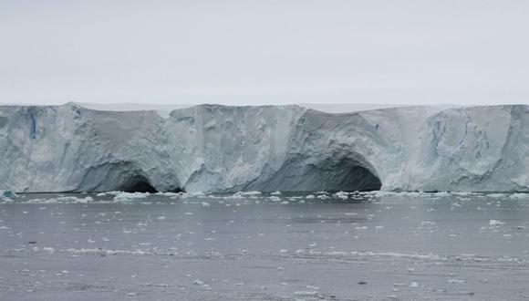 El borde de una capa de hielo antártica en la costa del vasto continente, rodeado por el Océano Austral. Imagen capturada en 2017. (UNIVERSIDAD DE LEICESTER/KATHARINA HOCHMUTH)